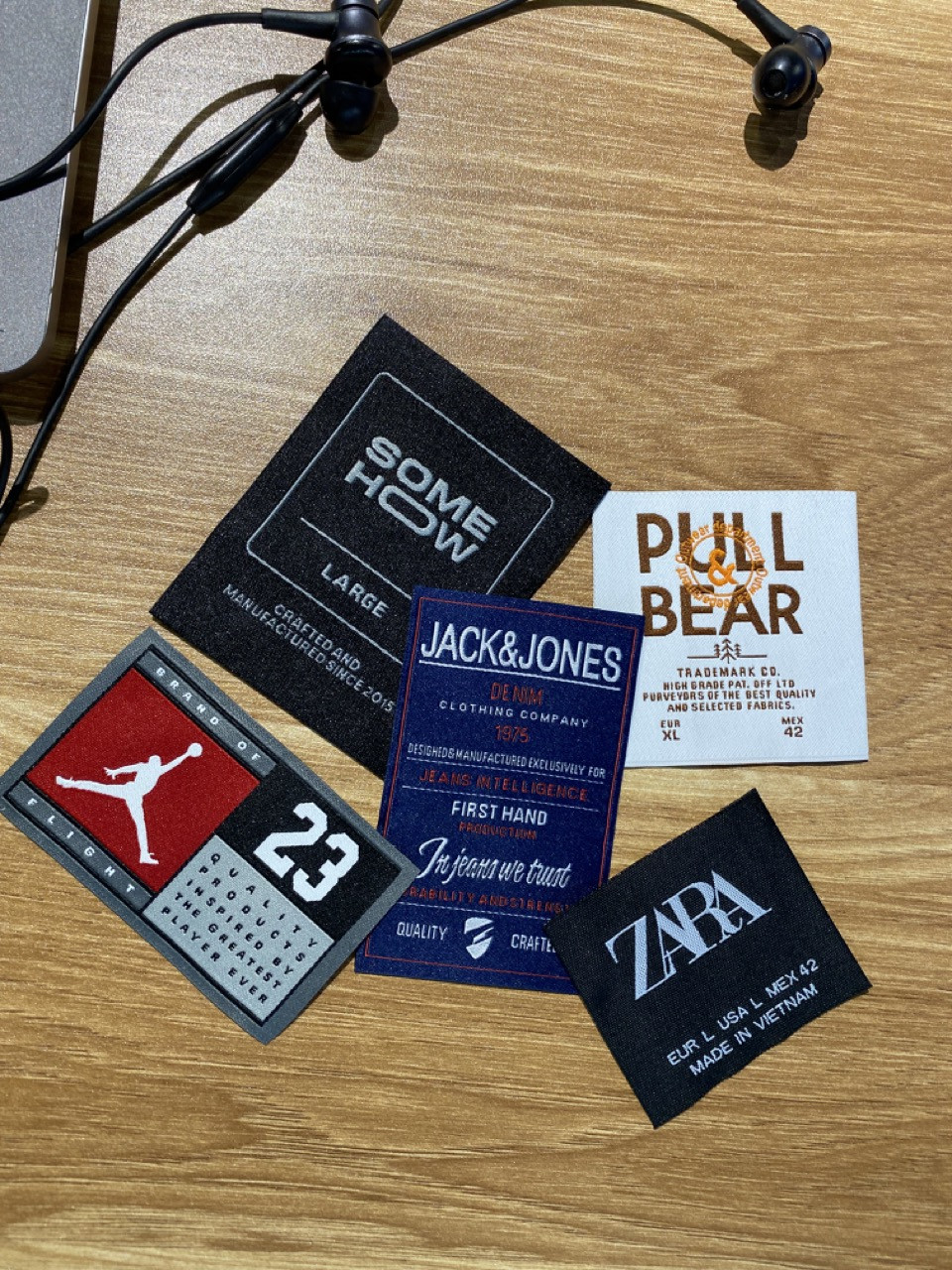 Phân biệt giữa mác dệt và mác thêu